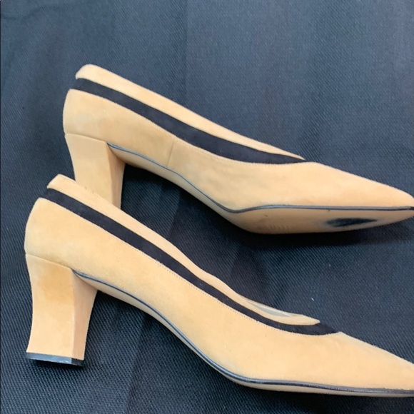 Details Chic Tan and Black Heels with Elegant Design - Picture 8 of 11